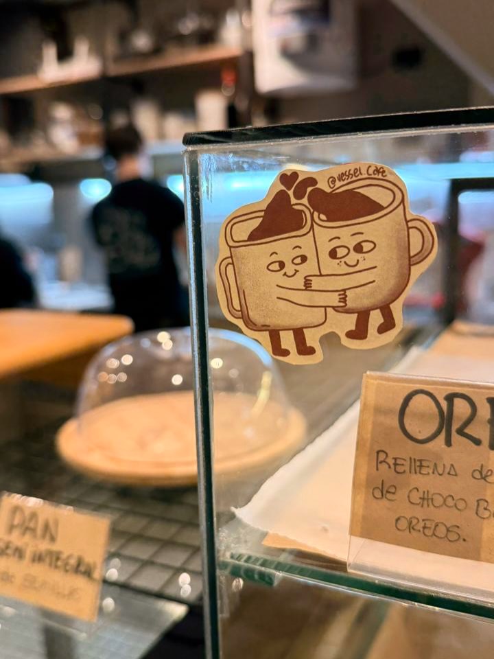 Vidriera de la barra decorada con stickers